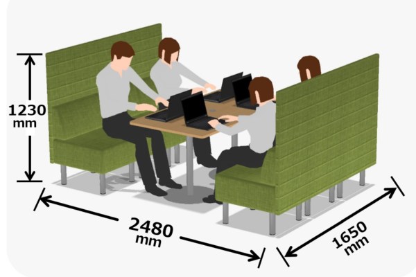 背パネルのみのパネルソファを3つ組み合わせています。こちらも4～6名用としているのは、4名常用、最大6名という使い方が良いと思います。